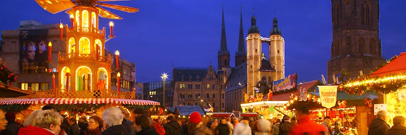 Panorama Weihnachtsmarkt Halle (Saale): Gluehweinpyramide, Marktkirche, Haendeldenkmal und Roter Turm. Foto: Dietmar Fischer